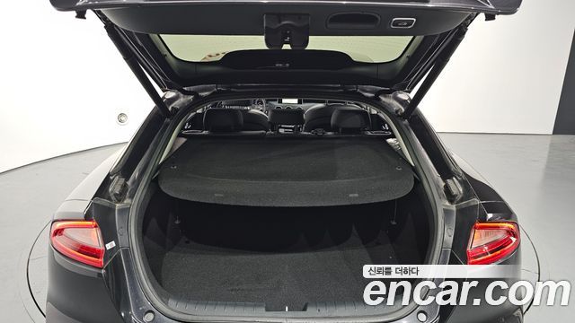 Kia Stinger 2.0 Turbo AWD — photo 1 of 20