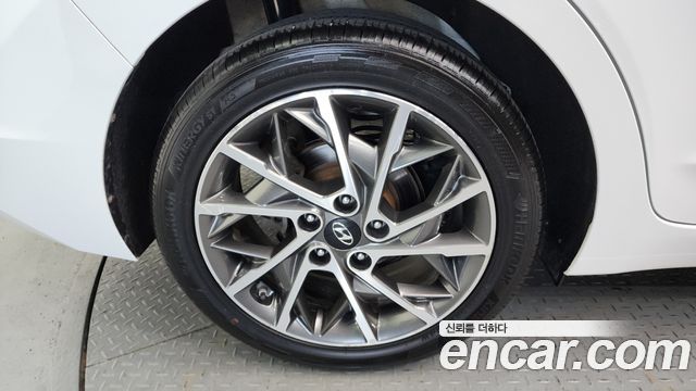 Hyundai AVANTE 1.6 — photo 1 of 30
