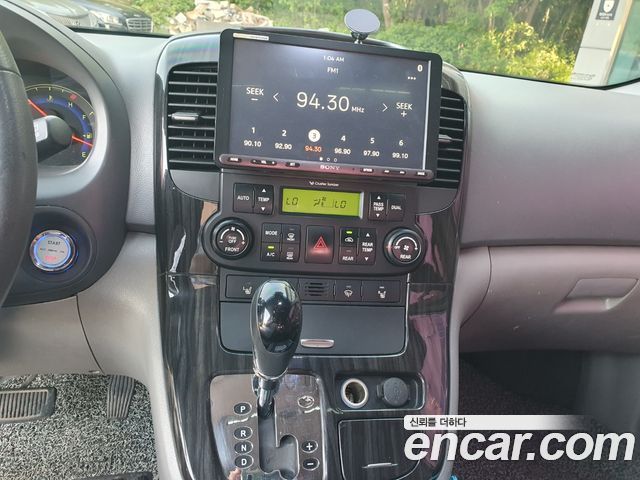 Kia Canival Grand Carnival GLX — photo 1 of 20