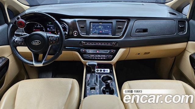 Kia Canival 9-Seater Prstige — photo 1 of 20