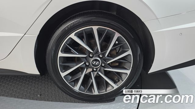Hyundai Sonata 2.0 — photo 1 of 33