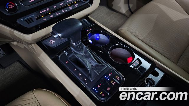 2017 Kia Canival 9-seater Hi-Limousine, photograph 2