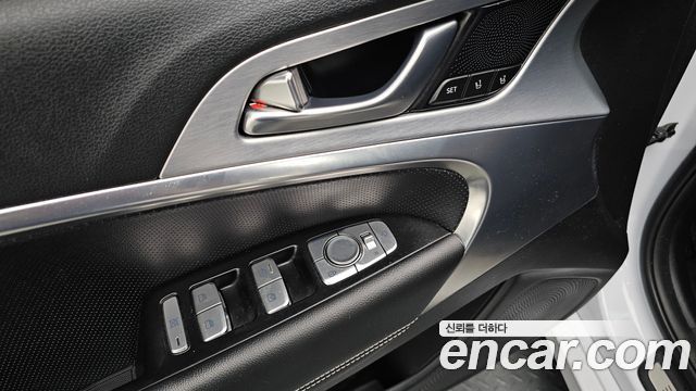 Genesis G70 2.0T — photo 1 of 32