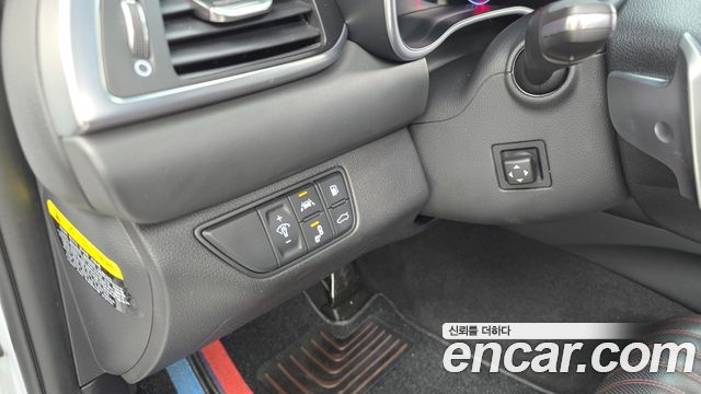 Genesis G70 2.0T AWD — photo 1 of 35