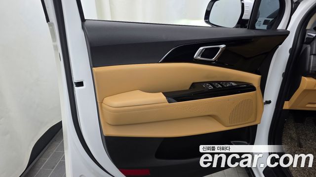 Kia Canival Gasoline 7-Seater Outdoor — photo 1 of 34
