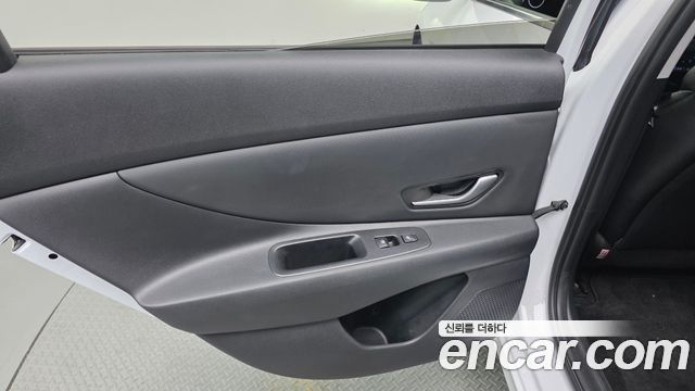 Hyundai AVANTE 1.6 — photo 1 of 30