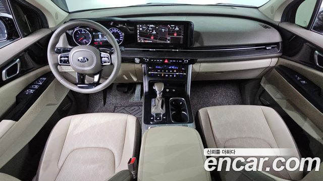 Kia Canival Diesel 9-Seater Prestige — photo 1 of 20