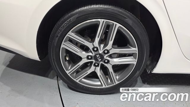Kia K3 Luxury — photo 1 of 31
