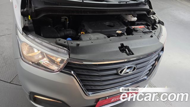 2019 Hyundai Starex Van 3-Seater, photograph 3