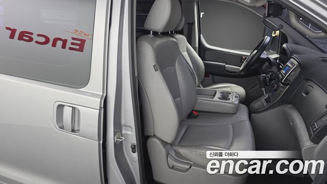 2019 Hyundai Starex Van 3-Seater, photograph 2