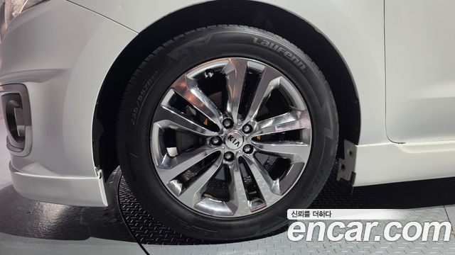 Kia Canival Gasoline 7-seater Hi-Limousine — photo 1 of 20
