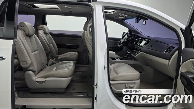 Kia Canival 9-seater Noblesse — photo 1 of 31