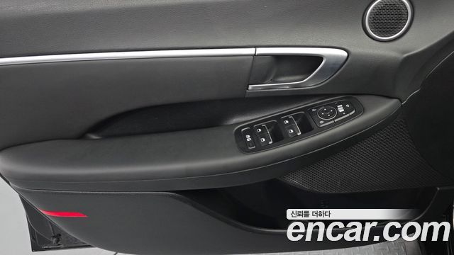 Hyundai Sonata 2.0 — photo 1 of 32
