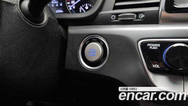 Hyundai Sonata 2.0 Smart — photo 1 of 30