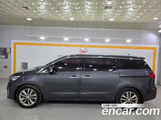 Kia Canival 7-seater Limousine — photo 1 of 20