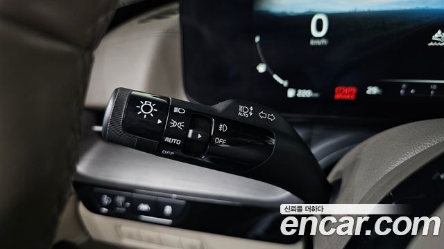 Kia Canival Diesel 9-Seater Prestige — photo 1 of 33