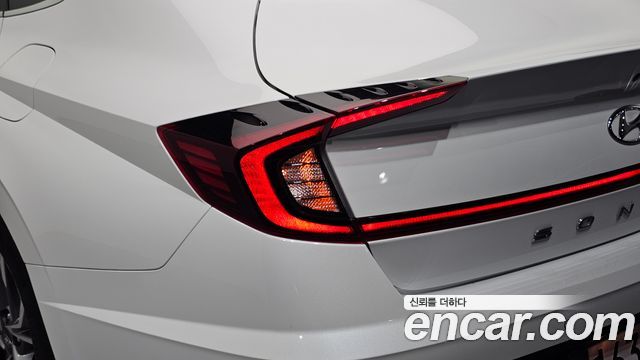 Hyundai Sonata 2.0 — photo 1 of 30