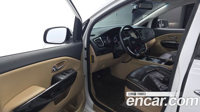 Kia Canival 9-seater Prestige — photo 1 of 32