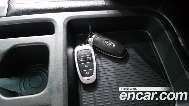 Hyundai Staria Cargo 3-Seater — photo 1 of 32