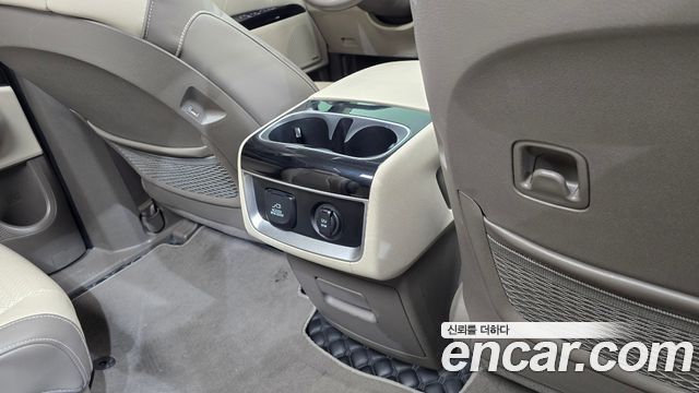 Kia Canival Gasoline 9-Seater Signature — photo 1 of 31