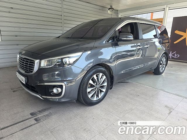 Kia Canival 9-seater Luxury — photo 1 of 20
