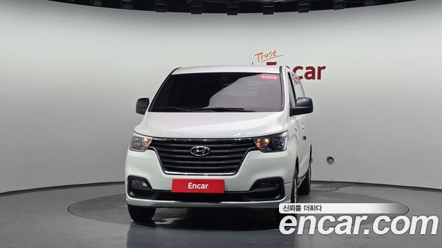 Hyundai Starex Van 3-Seater — photo 1 of 30