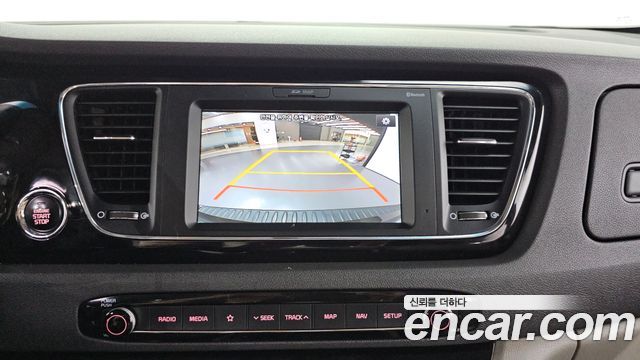 Kia Canival 9-seater Prestige — photo 1 of 20