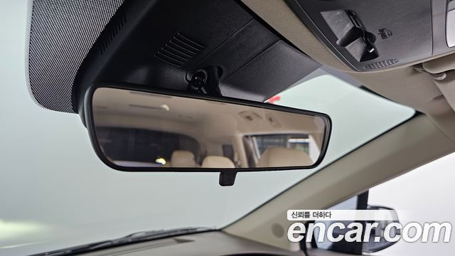 Kia Canival Gasoline 9-Seater Prestige — photo 1 of 31
