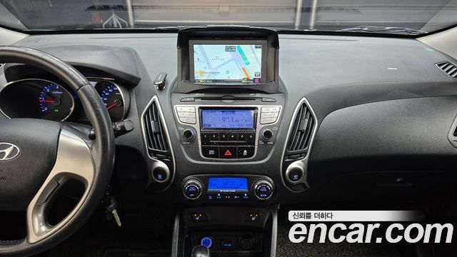 2010 Hyundai Tucson Diesel 2WD LX20, photograph 4