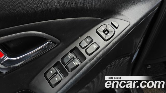 2010 Hyundai Tucson Diesel 2WD LX20, photograph 2
