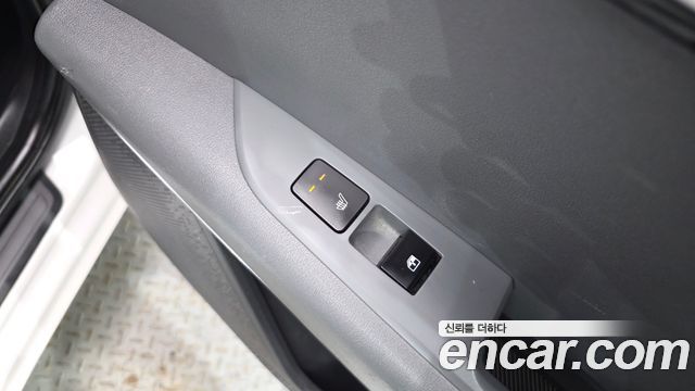 Kia Niro Prestige — photo 1 of 31