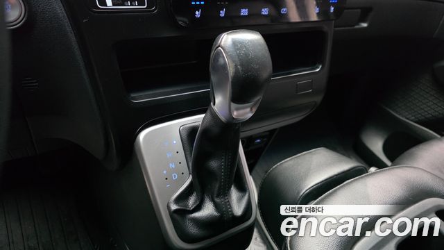 Hyundai Staria 4WD Tourer 9-Seater — photo 1 of 32
