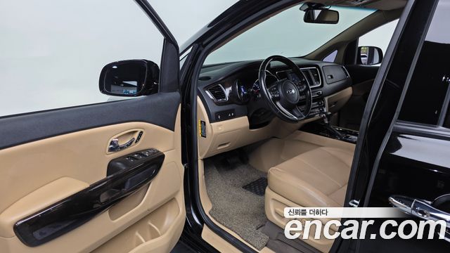 2019 Kia Canival 9-Seater Noblesse Special, photograph 2