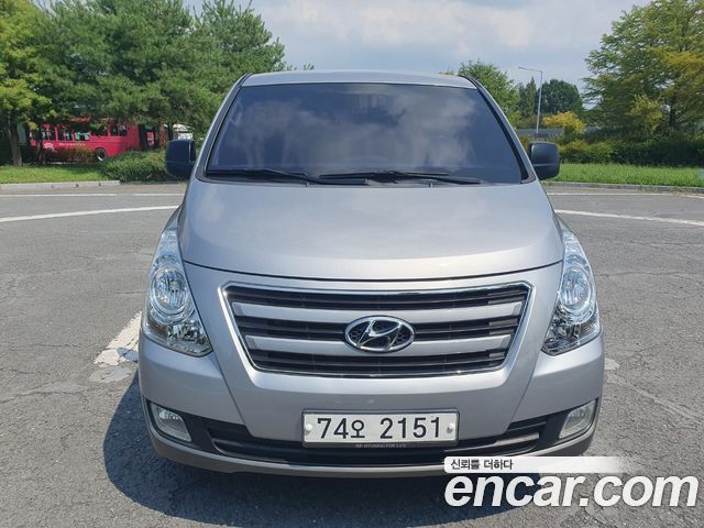 Hyundai Starex 4WD 12-Seater Wagon — photo 1 of 20
