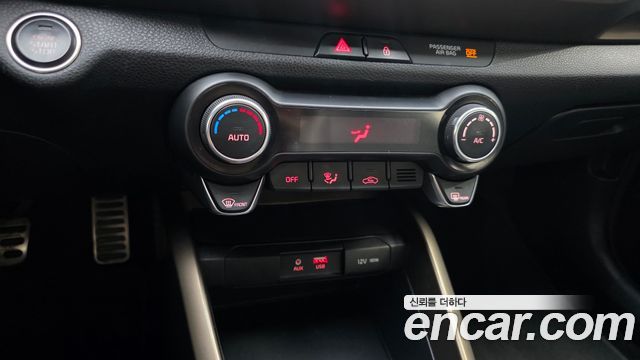 Kia Stonic 1.4 — photo 1 of 33