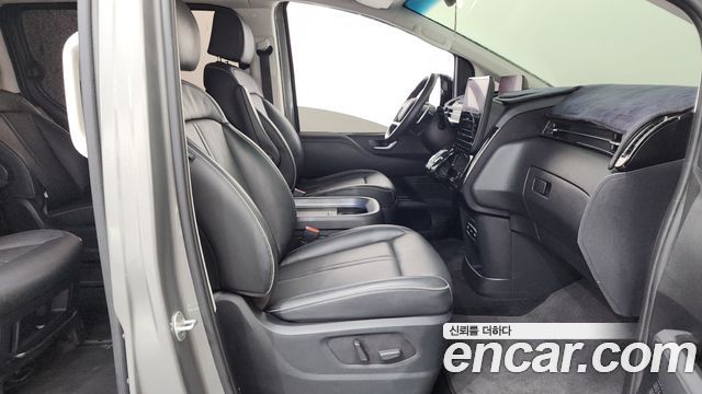 Hyundai Staria 4WD Lounge 9-Seater — photo 1 of 32