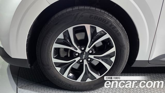 Kia Canival Gasoline 9-Seater Prestige — photo 1 of 35
