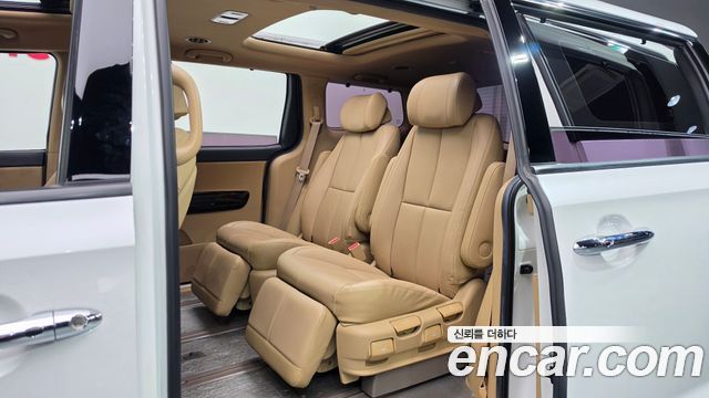 Kia Canival 7-Seater Limousine — photo 1 of 30
