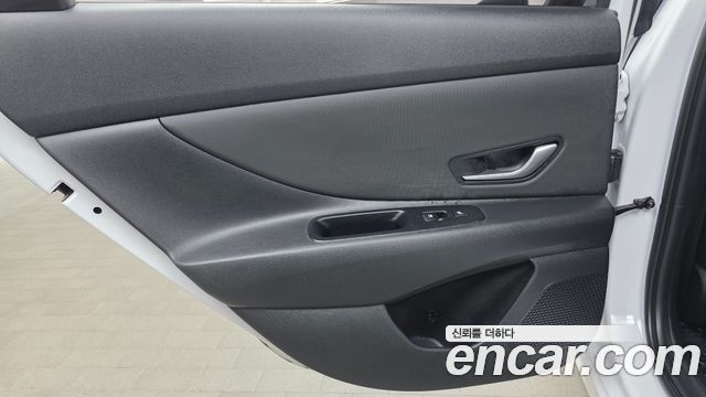 Hyundai AVANTE 1.6 — photo 1 of 34
