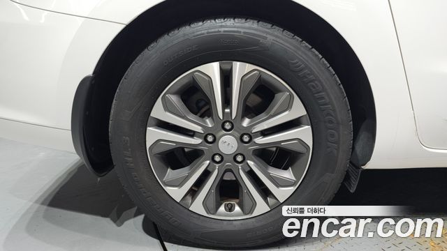 Kia Canival 9-Seater Luxury — photo 1 of 30
