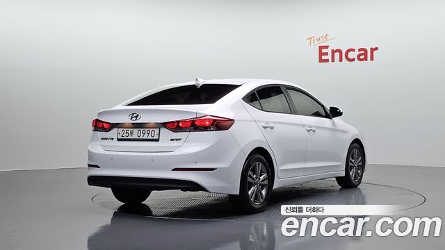 Hyundai AVANTE 1.6 e-VGT SMART — photo 1 of 32