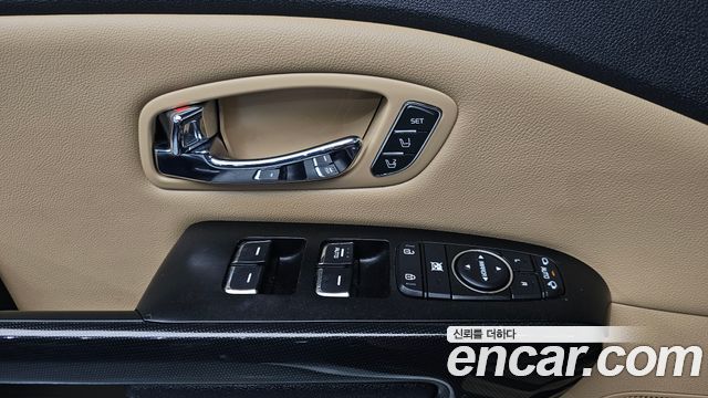 Kia Canival 9-seater Noblesse — photo 1 of 32