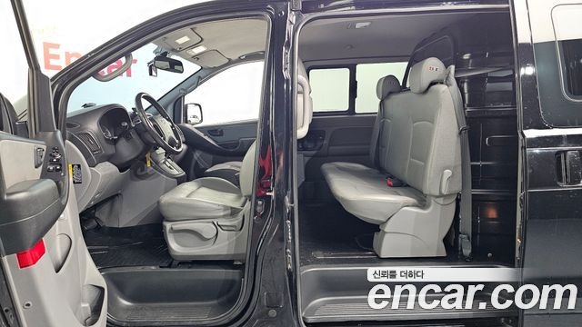 Hyundai Starex Van 5-Seater — photo 1 of 31