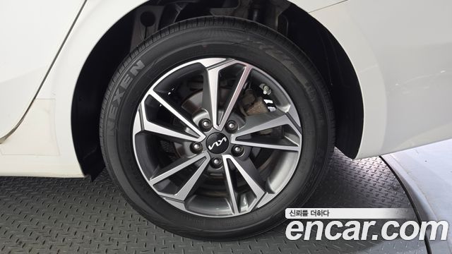 Kia K3 1.6 — photo 1 of 30