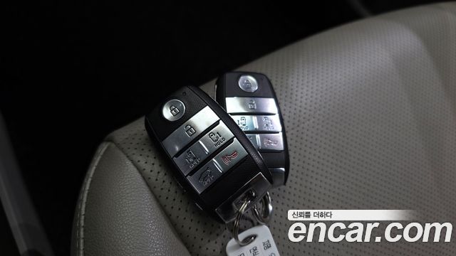 Kia Canival 9-seater Prestige — photo 1 of 33