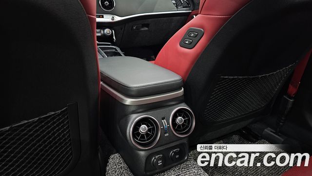 Kia Stinger 2.0 Turbo 2WD — photo 1 of 35
