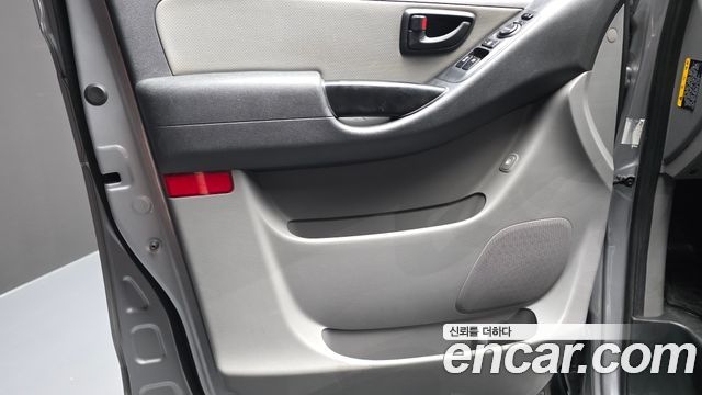 Hyundai Starex Van 3-Seater — photo 1 of 33