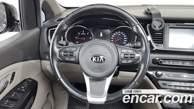 Kia Canival 9-seater Noblesse — photo 1 of 31