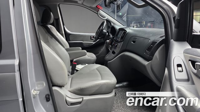 Hyundai Starex Van 5-Seater — photo 1 of 35