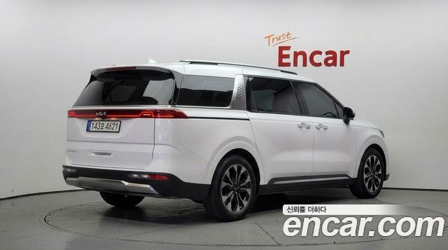 Kia Canival Gasoline 9-Seater Signature — photo 1 of 31